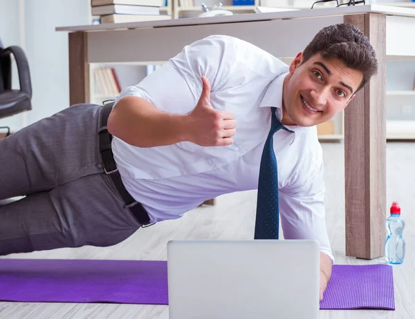 Empresario haciendo deportes en su espacio de oficina —  Fotos de Stock