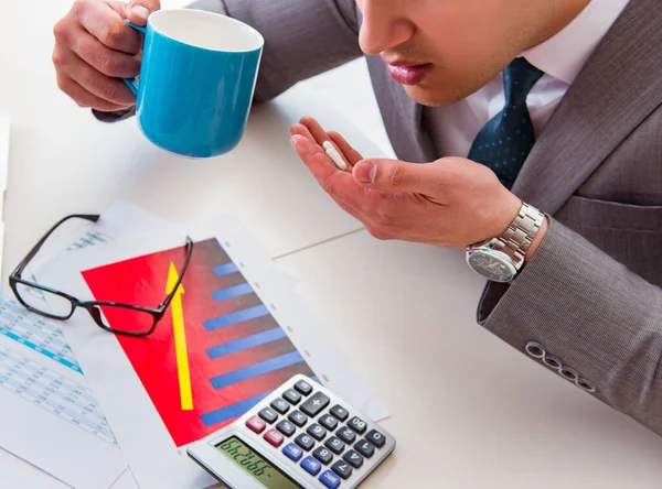 Finance analyst feeling sick due to bad results — Stock Photo, Image