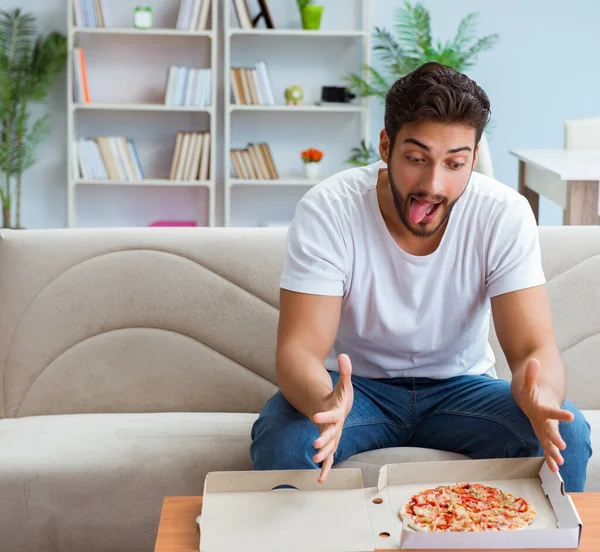 Hombre comiendo pizza teniendo una comida para llevar en casa descansando relajado — Foto de Stock