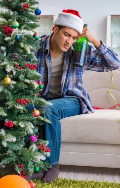 Adam noel partisinden sonra akşamdan kalma.