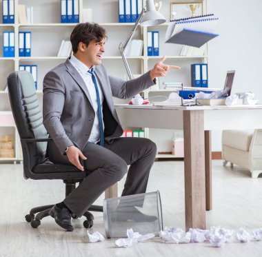 Ofiste çalışan kızgın işadamı kovuldu.