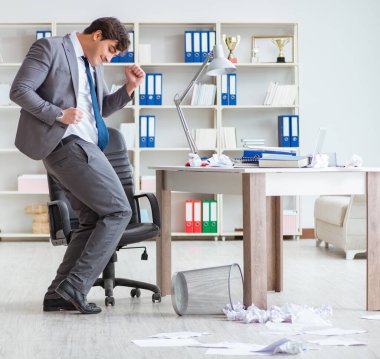 İş adamı işte ara verirken eğleniyor.