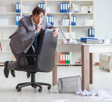 İş adamı işte ara verirken eğleniyor.