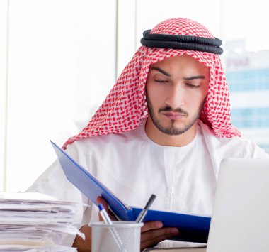 Ofiste çalışan Arap işadamı.