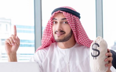 Ofiste çalışan Arap işadamı.