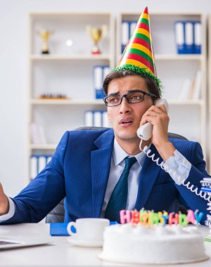 Adam ofiste doğum gününü kutluyor.