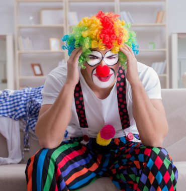 Sarhoş palyaço evde parti veriyor.