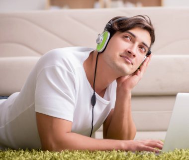 Freelancer evde çalışıyor ve müzik dinliyor.