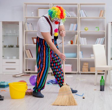 Komik palyaço evde temizlik yapıyor.