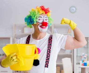 Komik palyaço evde temizlik yapıyor.