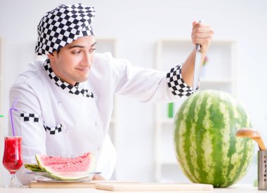 Mutfakta karpuzlu bir erkek aşçı.