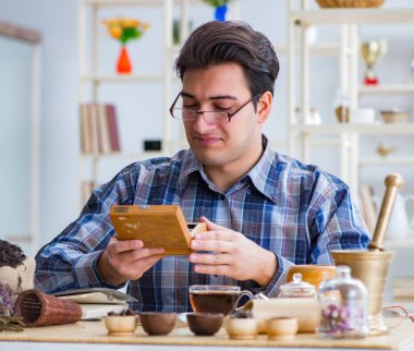 Yeni demler deneyen profesyonel çay uzmanı.