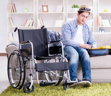 Genç engelli adam yaz tatiline hazırlanıyor