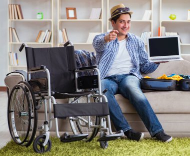 Pasif adam dizüstü bilgisayarla internetten seyahat rezervasyonu