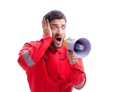 Beyaz sırtında megafon olan genç bir tamirci.