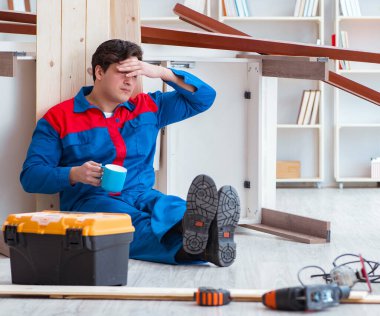 Genç marangoz kendini kötü hissetmekten yoruldu.