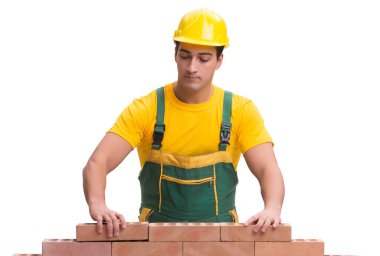 Yakışıklı inşaat işçisi tuğla duvar inşa ediyor.