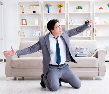 Ofiste kutlama yapan sarhoş iş adamı.