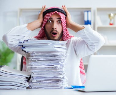 Ofiste çalışan Arap işadamı bir Pi ile evrak işi yapıyor.