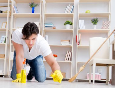 Adam evi temizliyor.