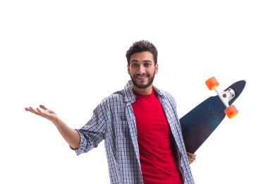 Beyaz kaykaylı genç bir kaykaycı.