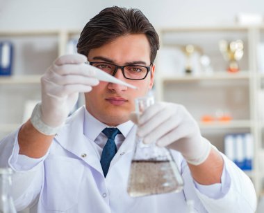 Genç araştırmacı bilim adamı bir su testi kirliliği araştırması yapıyor.