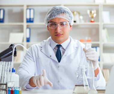 Genç araştırmacı bilim adamı bir su testi kirliliği araştırması yapıyor.