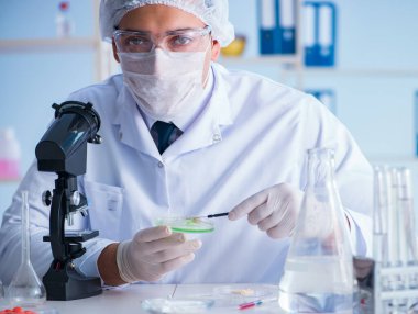 Bir laboratuarda deney yapan kadın bir bilim adamı.