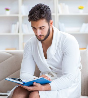 Öğrenci işadamı genç adam bir kitap okuyor.