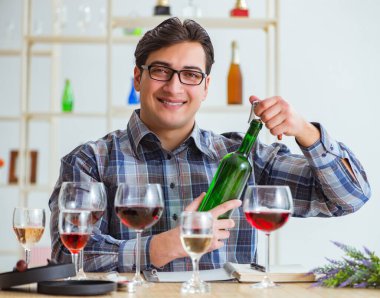 Profesyonel şarap garsonu kırmızı şarap tadıyor.