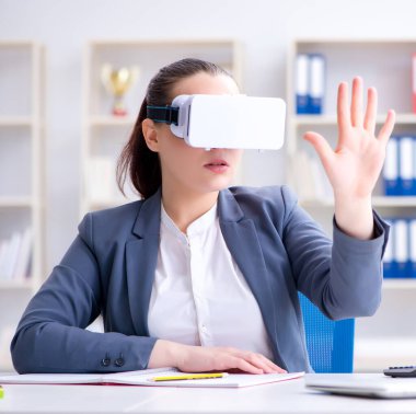 Sanal gerçeklik gözlüklü iş kadını ofisinde.