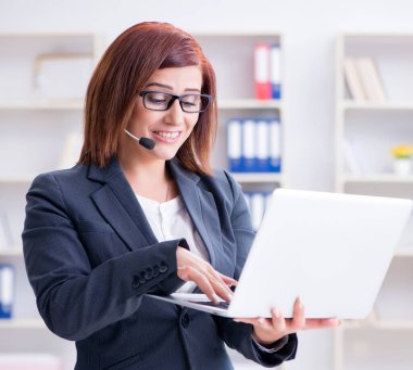 Müşterilerle çalışan çağrı merkezi operatörü