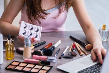 Makyaj aksesuarlarıyla moda blogcusu