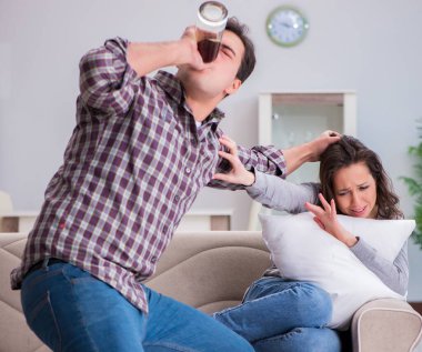 Sarhoş alkoliklerle aile içi şiddet kavramı