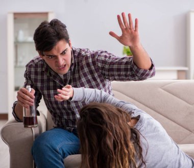 Sarhoş alkoliklerle aile içi şiddet kavramı