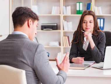İş adamıyla iş kadını arasındaki iş görüşmesi