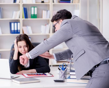 Kadın ve erkek arasındaki ofis anlaşmazlığı