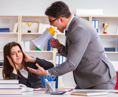 Kadın ve erkek arasındaki ofis anlaşmazlığı