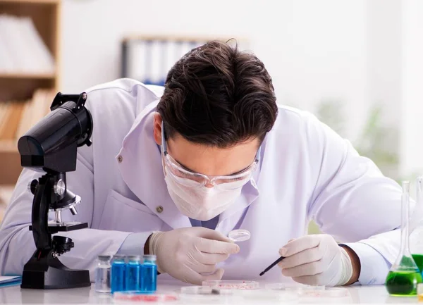 Lekarz pracujący w laboratorium nad szczepionką przeciw wirusowi — Zdjęcie stockowe