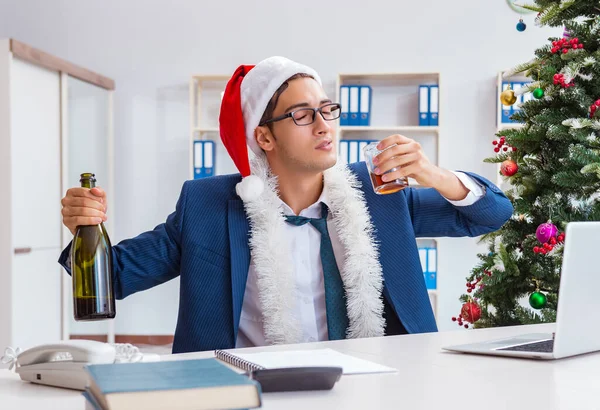 Empresário comemorando as férias de Natal no escritório — Fotografia de Stock