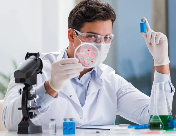 Mannelijke arts die in het lab werkt aan virusvaccin — Stockfoto