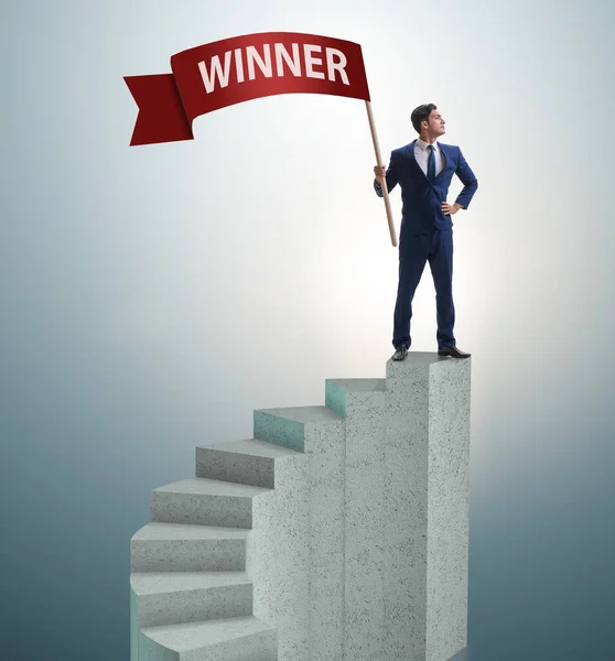 Empresário vencedor em cima da escadaria — Fotografia de Stock