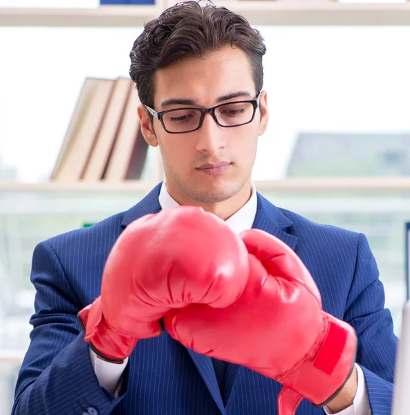 Uomo d'affari con i guanti da boxe arrabbiato in ufficio — Foto Stock