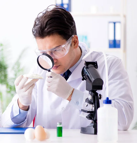 iki laboratuvar doktoru gıda ürünlerini test ediyor.