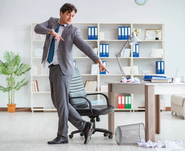 Uomo d'affari si diverte a prendersi una pausa in ufficio al lavoro — Foto Stock