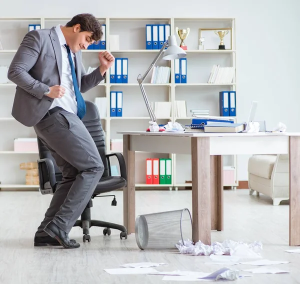 İş adamı işte ara verirken eğleniyor.