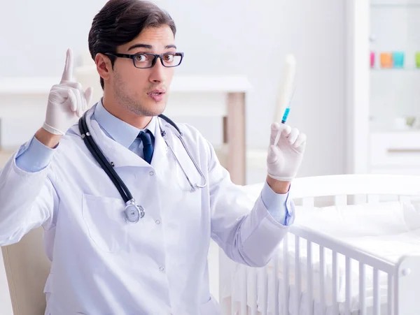 Médico preparándose para la vacunación del bebé — Foto de Stock