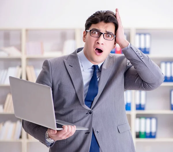 Empresario en la oficina trabajando con portátil — Foto de Stock