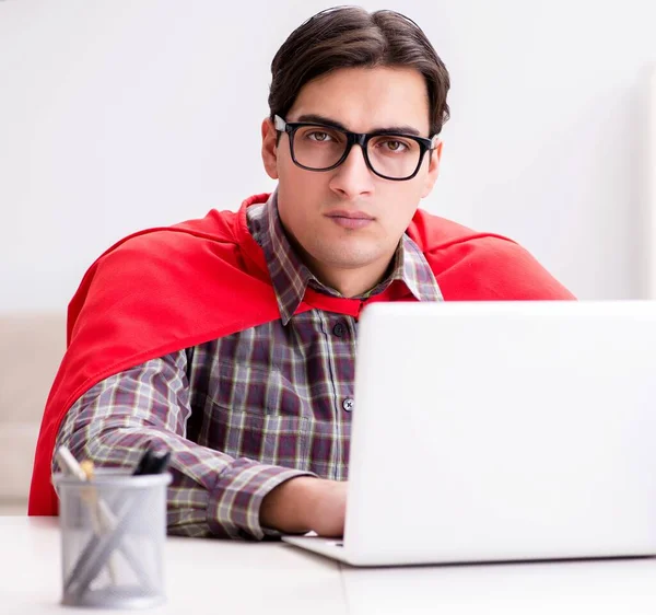 Estudante super-herói com um laptop estudando se preparando para exames — Fotografia de Stock