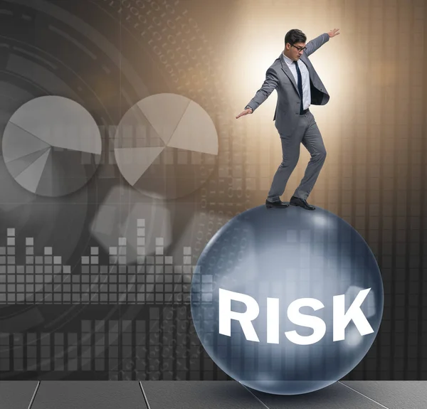 Młody przedsiębiorca w koncepcji ryzyka biznesowego i niepewności — Zdjęcie stockowe